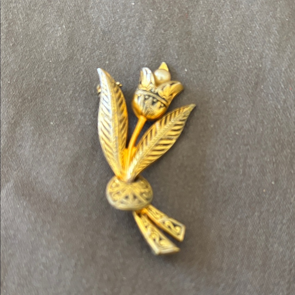 Vintage Brooch with pearl